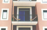 il balcone del monovano, con le sedie sdraio, visto dall'esterno